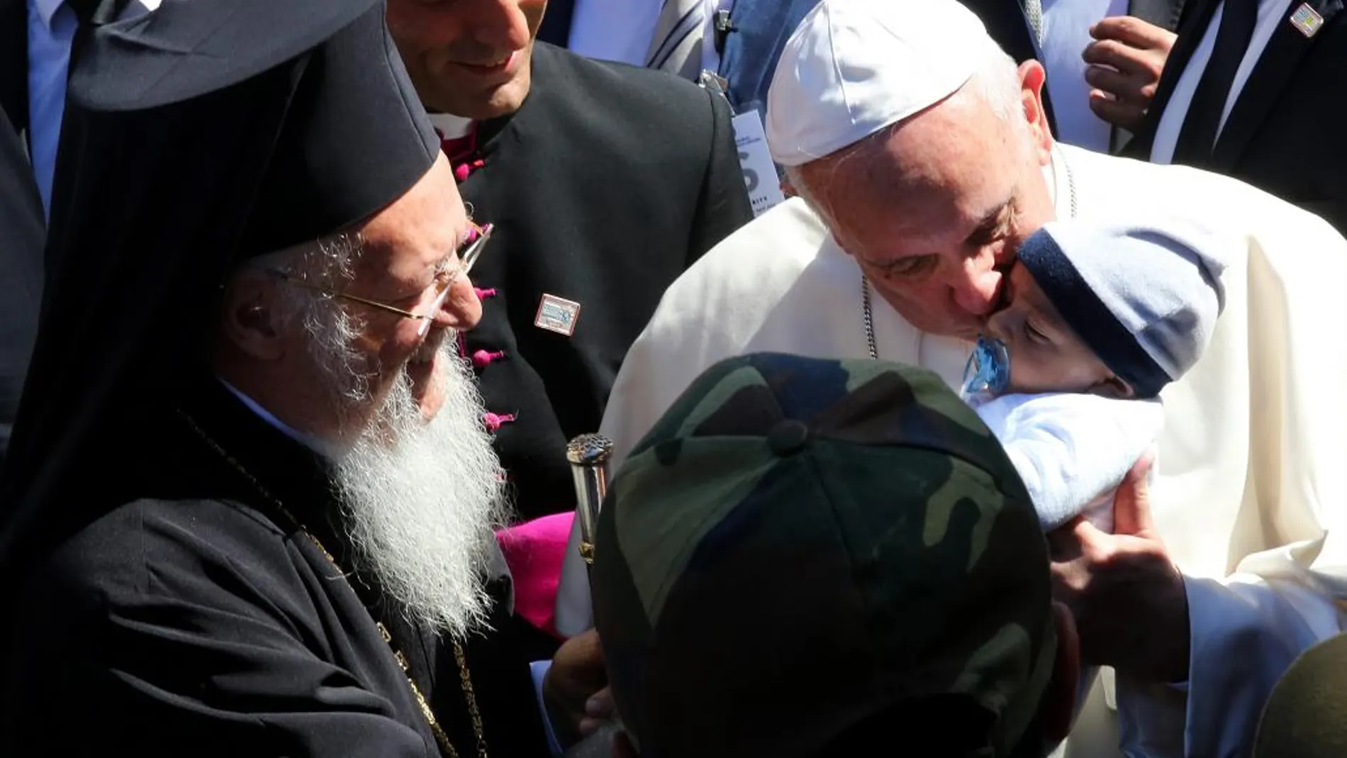 El Papa, junto al patriarca ecuménico Bartolomeo, arropan a los refugiados en Lesbos.
