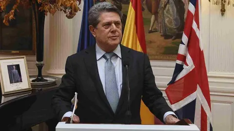 Federico Trillo durante la rueda de prensa en la que anunció que deja su cargo en la sede de dicha embajada en Londres.