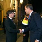 Carles Puigdemont saluda al rey Felipe VI a su llegada a la cena de bienvenida a los asistentes al Mobile World Congress (MWC), en 2016.