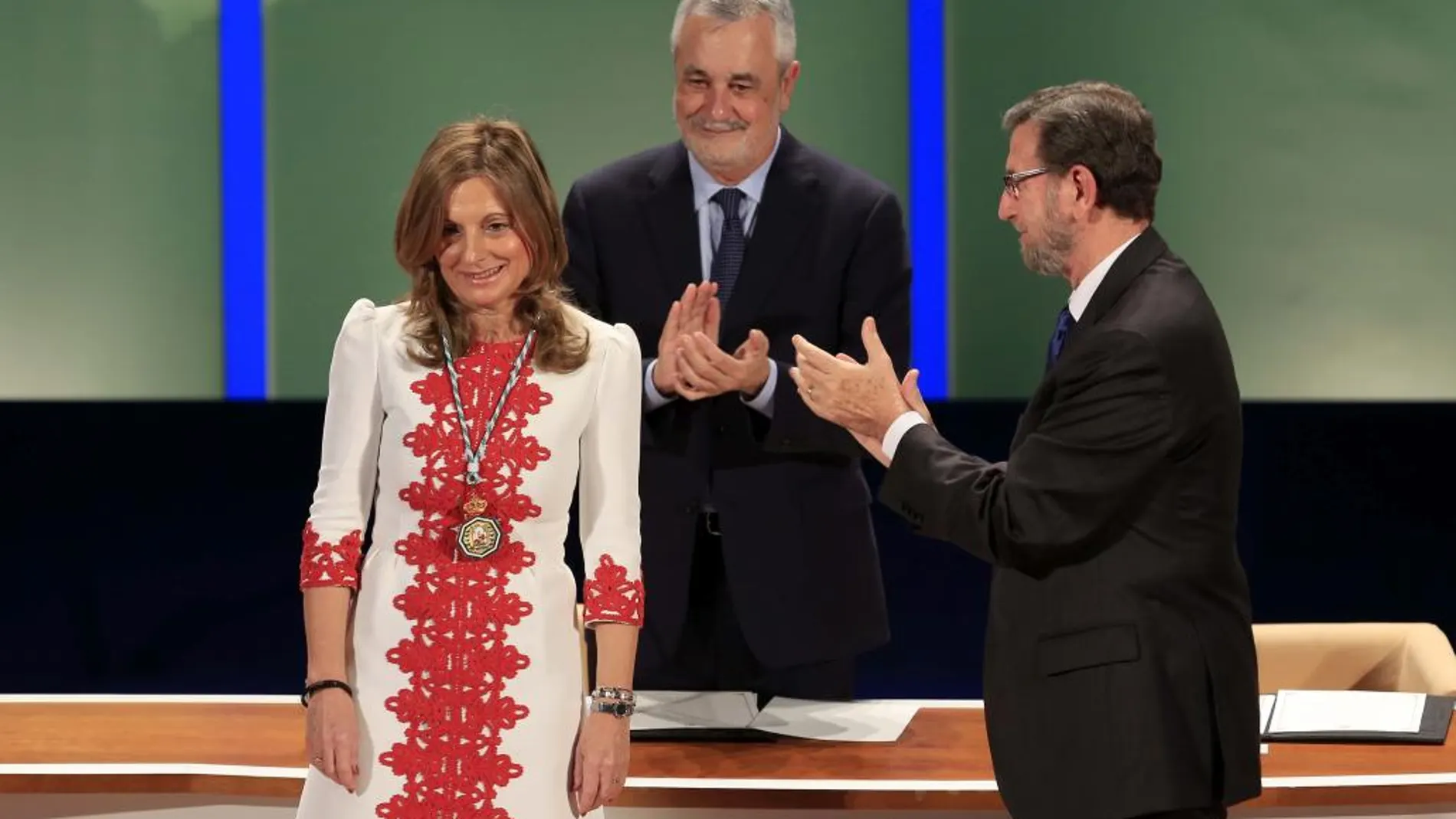 Marina Álvarez recibió la Medalla de Andalucía el 28 de febrero de 2013