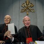 Los cardenales Lorenzo Baldisseri y Christoph Schoenborn, durante la presentación del documento.