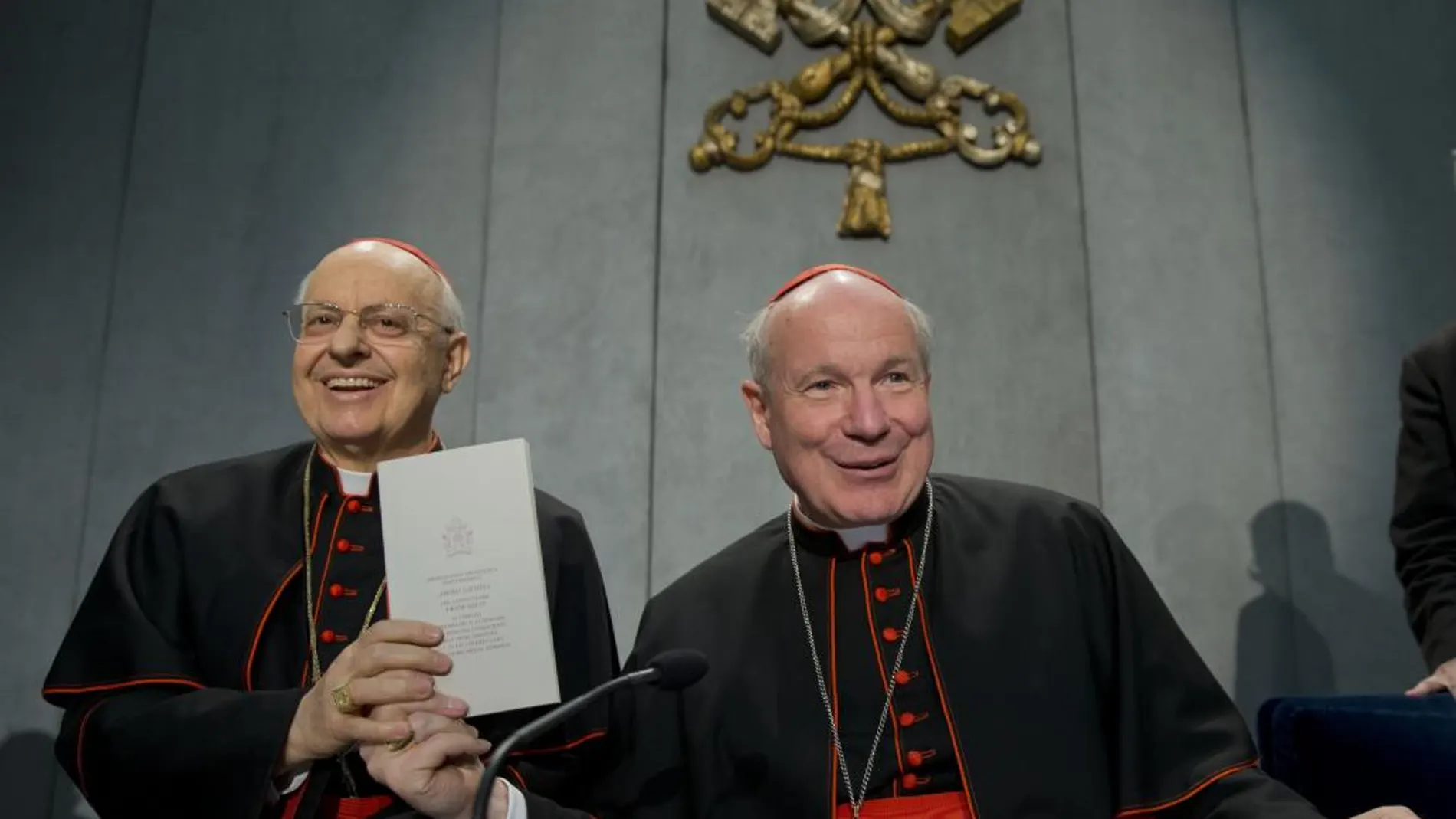 Los cardenales Lorenzo Baldisseri y Christoph Schoenborn, durante la presentación del documento.