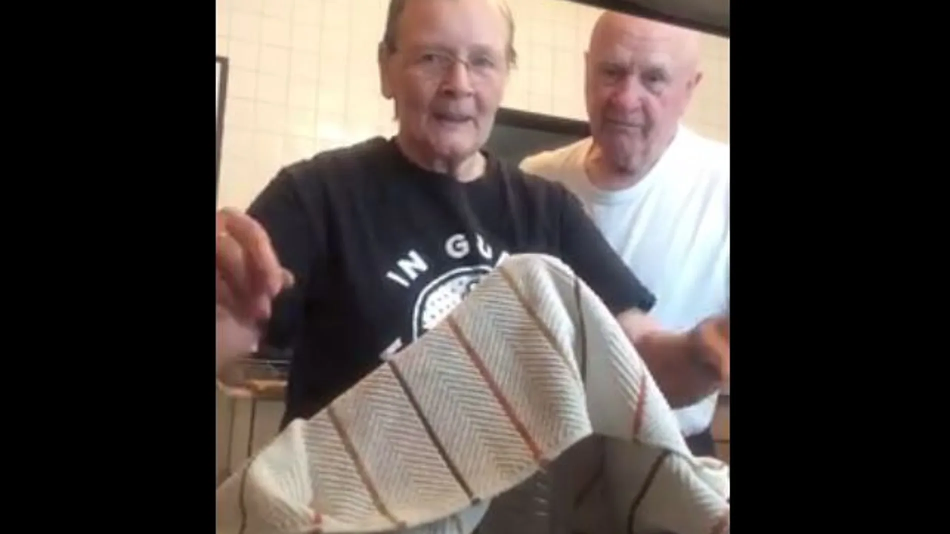 El hilarante truco de magia de una abuela que arrasa en Facebook