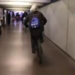 Investigan la identidad de los ciclistas temerarios que circularon a toda velocidad por el Metro de Barcelona