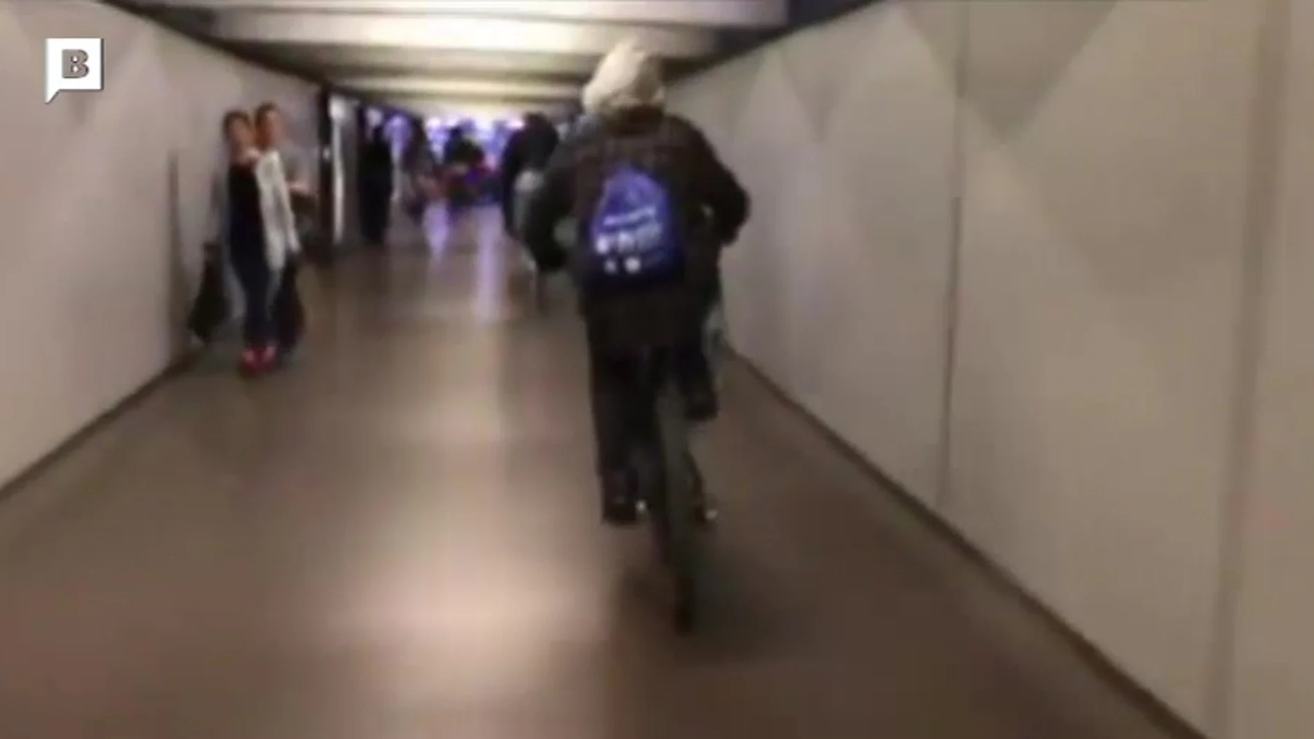 Investigan la identidad de los ciclistas temerarios que circularon a toda velocidad por el Metro de Barcelona