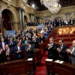 El Govern y los diputados de JxSí y la CUP, sin los diputados del PSC, PPC y Ciudadanos, aplauden tras aprobarse en el pleno del Parlament, la declaración de independencia el viernes