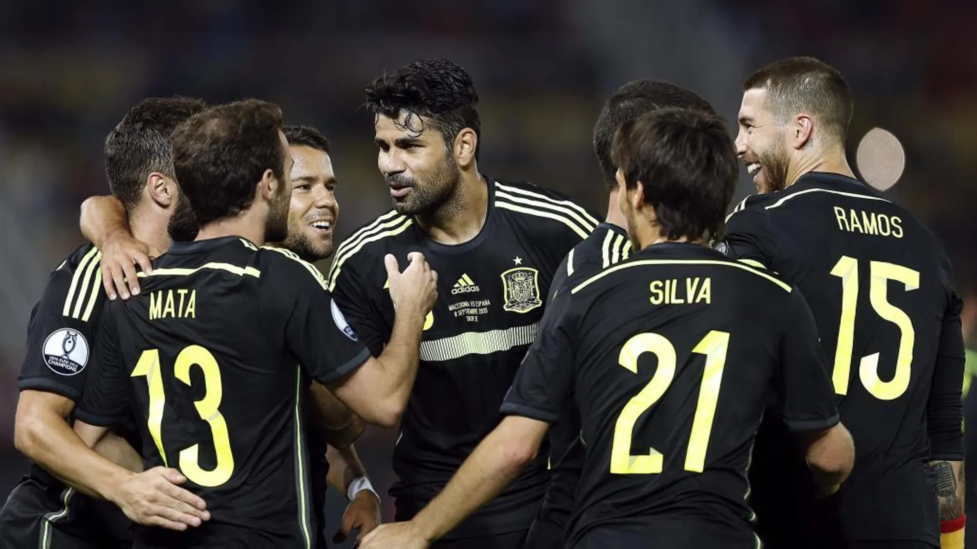 El jugador de la selección española Juan Mata recibe las felicitaciones de sus compañeros al marcar el primer gol a Macedonia
