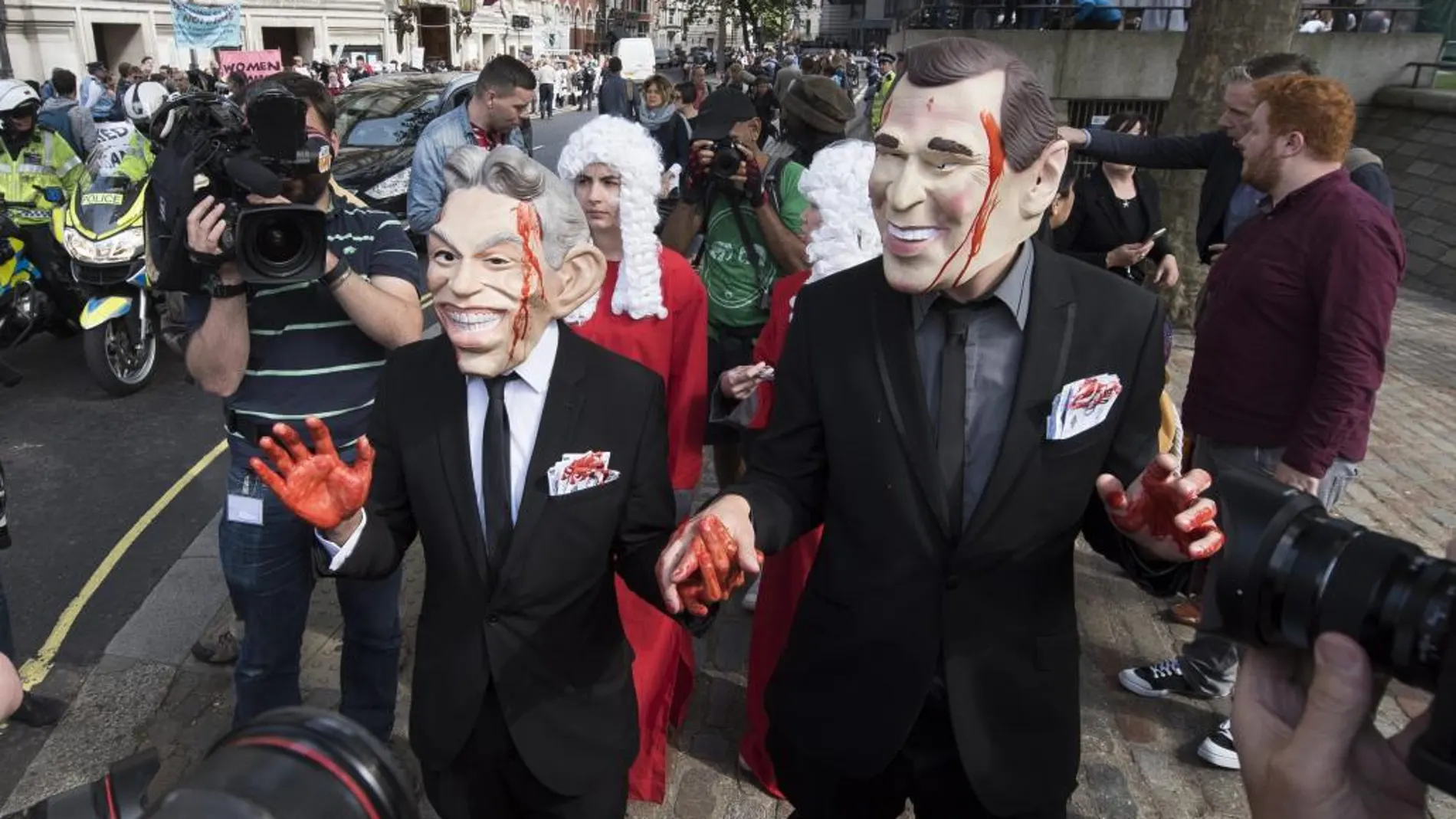 Manifestantes caracterizados como Tony Blair y George W. Bush participan en una protesta hoy en Lodnres.