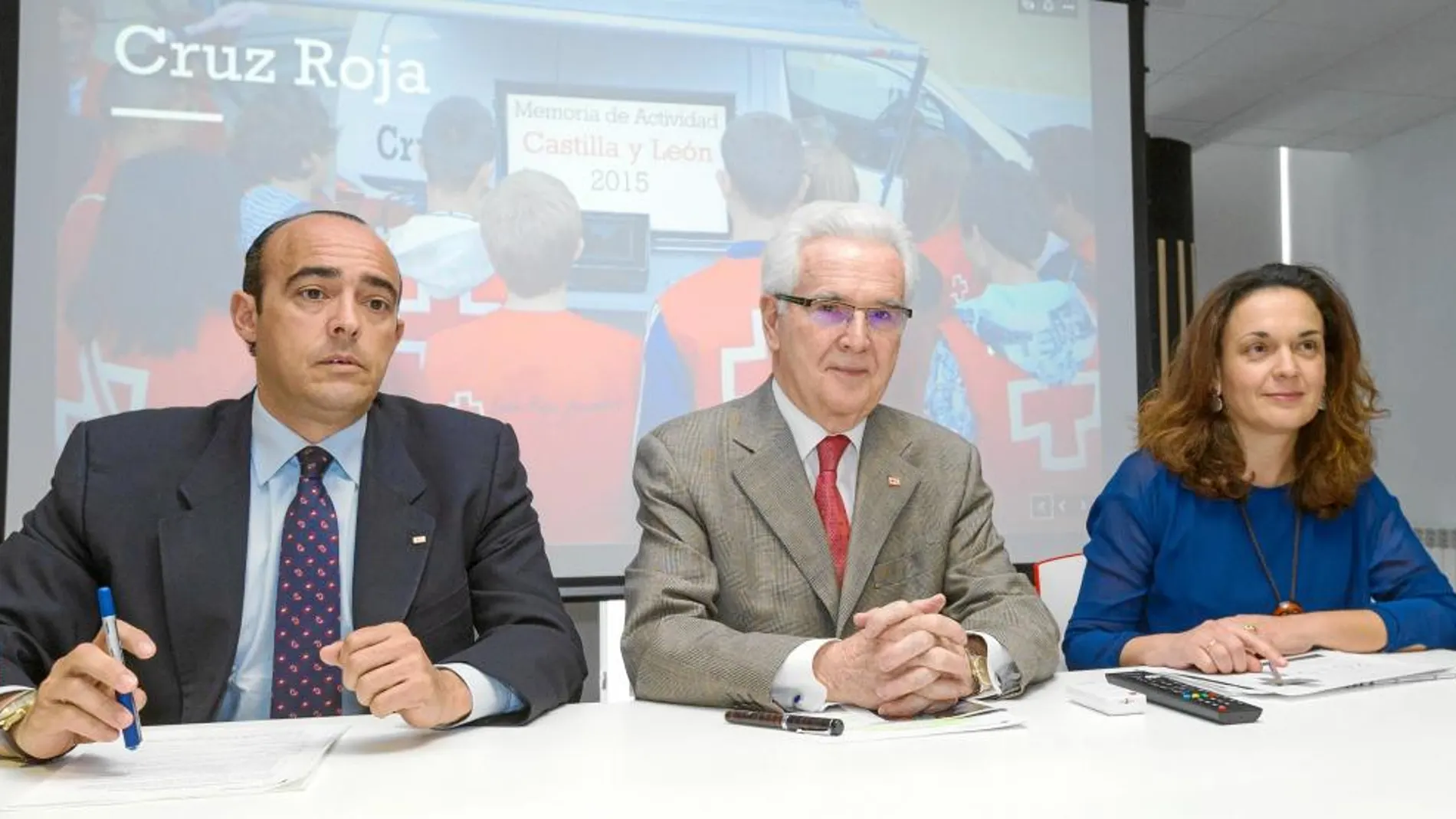 José Varela, presidente de Cruz Roja Castilla y León, en el centro de la imagen, presenta la Memoria de 2015 junto a Carlos Santos y Eva María Fernández, secretario y coordinadora autonómicos de la oenegé