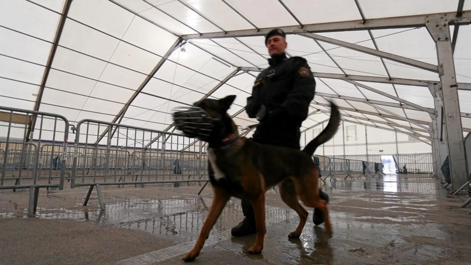 Un policía austrisaco patrulla en un puesto fronterizo con Eslovenia