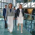 La consejera de Economía y Hacienda, Pilar del Olmo, y la secretaria general de industria y de la Pyme, Begoña Cristeto, momentos antes de presentar el plan de apoyo a la digitalización de las empresas