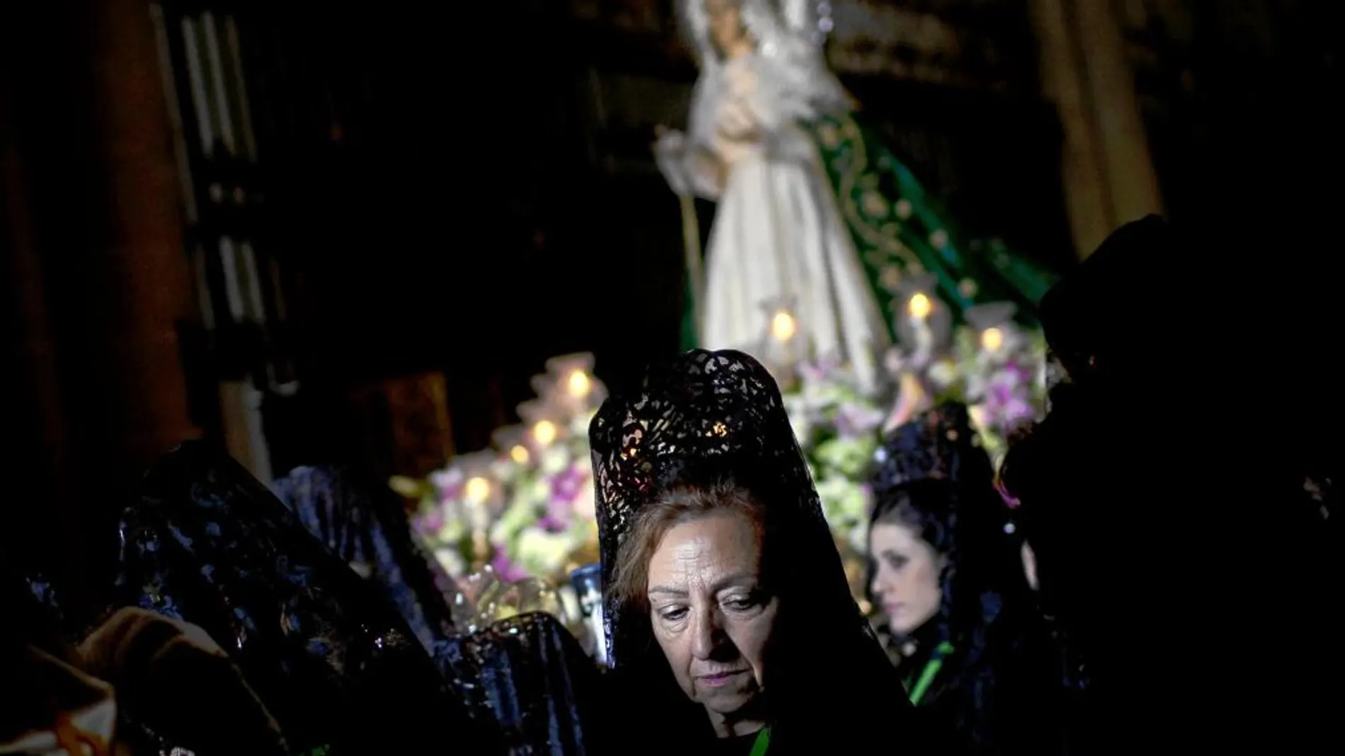 Penitentes de la cofradía de la Virgen de la Esperanza, en Zamora, ayer por la tarde