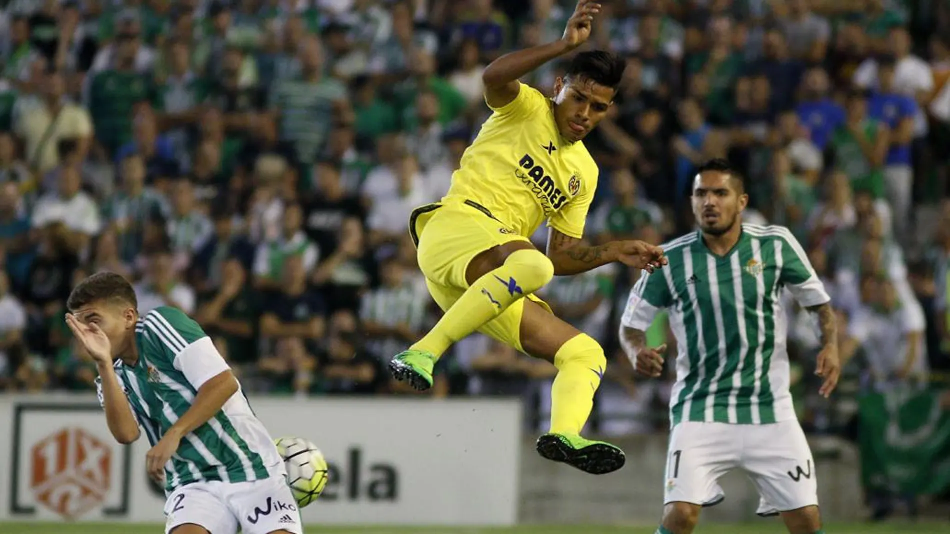 El centrocampista argentino del Villarreal Matías Nahuel (c) salta por el balón entre los jugadores del Real Betis