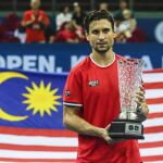 David Ferrer posa con el trofeo del Open de Malasia