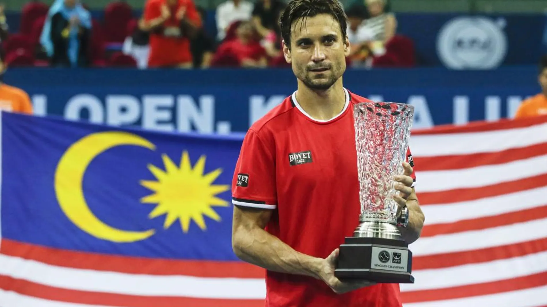 David Ferrer posa con el trofeo del Open de Malasia