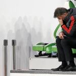 Van Gaal, hundido, en el banquillo del estadio del Wolfsburgo el pasado martes
