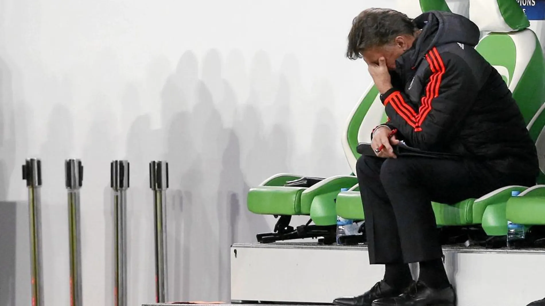 Van Gaal, hundido, en el banquillo del estadio del Wolfsburgo el pasado martes