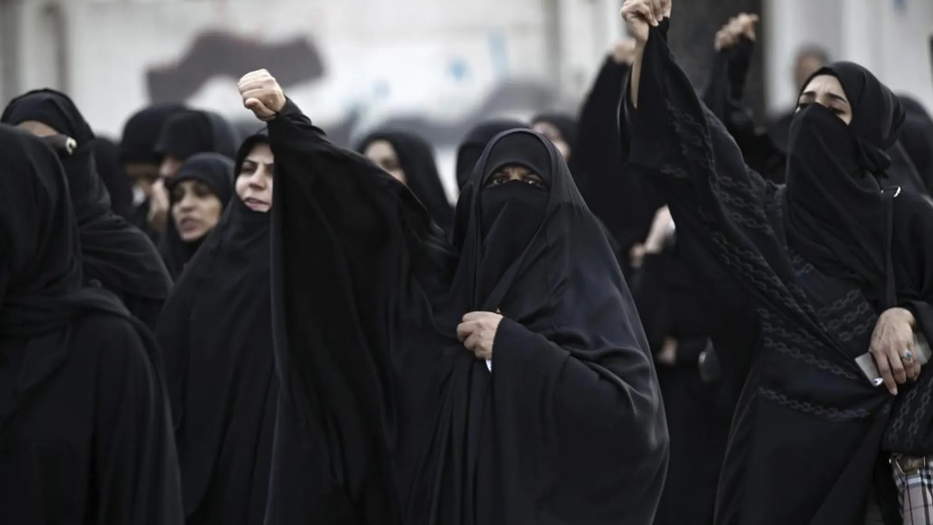 Un grupo de mujeres grita consignas durante una protesta en contra de la ejecución del clérigo chií saudí Nimr Baqir al Nimr, en Manama, Barein.