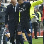 El delantero francés del Real Madrid Karim Benzema abandona el campo tras lesionarse