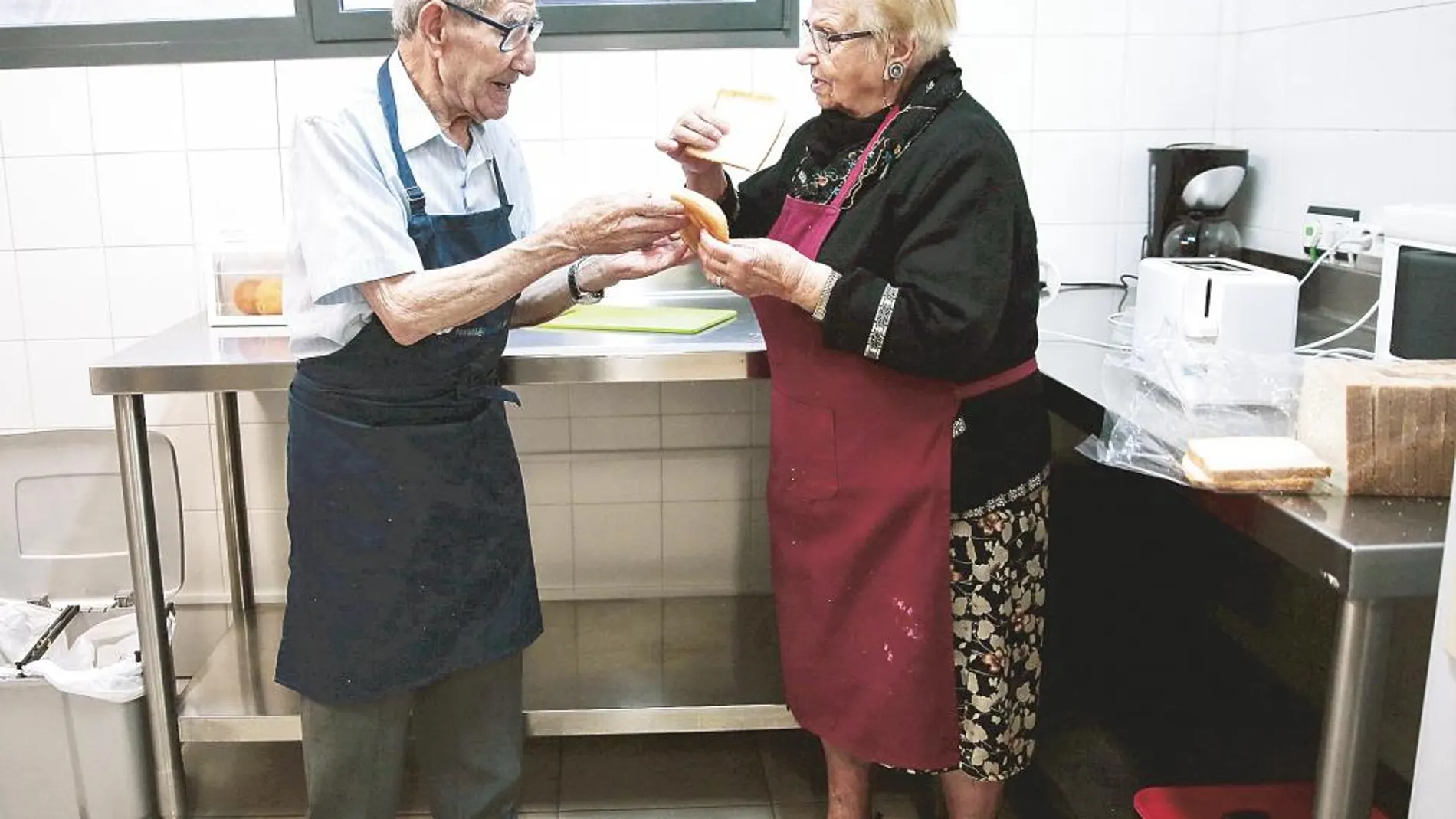 Máximo y Margarita, ambos de gran experiencia culinaria, durante una de las actividades de estimulación sensorial en la Fundación Vianorte-Laguna