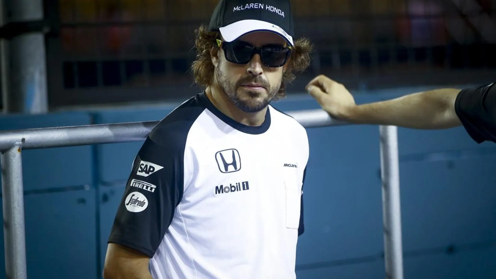 El piloto español de Fórmula Uno, Fernando Alonso de McLaren Honda en el circuito de Marina Bay de Singapur
