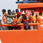 Llegada al puerto de Almería de los 44 inmigrantes, entre ellos cinco mujeres, que han sido rescatados en dos pateras localizadas en el mar de Alborán