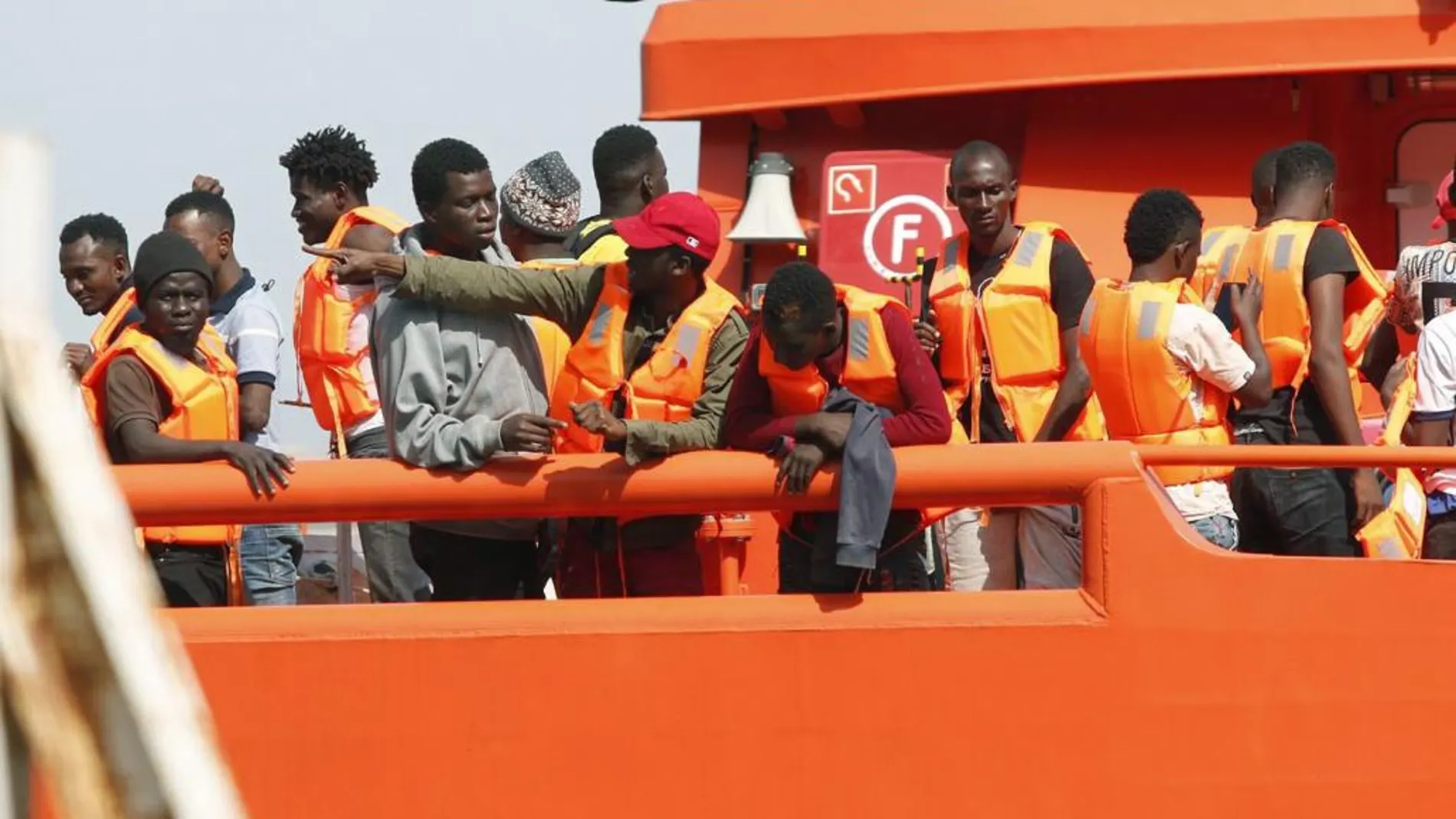 Llegada al puerto de Almería de los 44 inmigrantes, entre ellos cinco mujeres, que han sido rescatados en dos pateras localizadas en el mar de Alborán