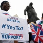 Activistas pro Europa protestan frente al Parlamento en Londres (Reino Unido)