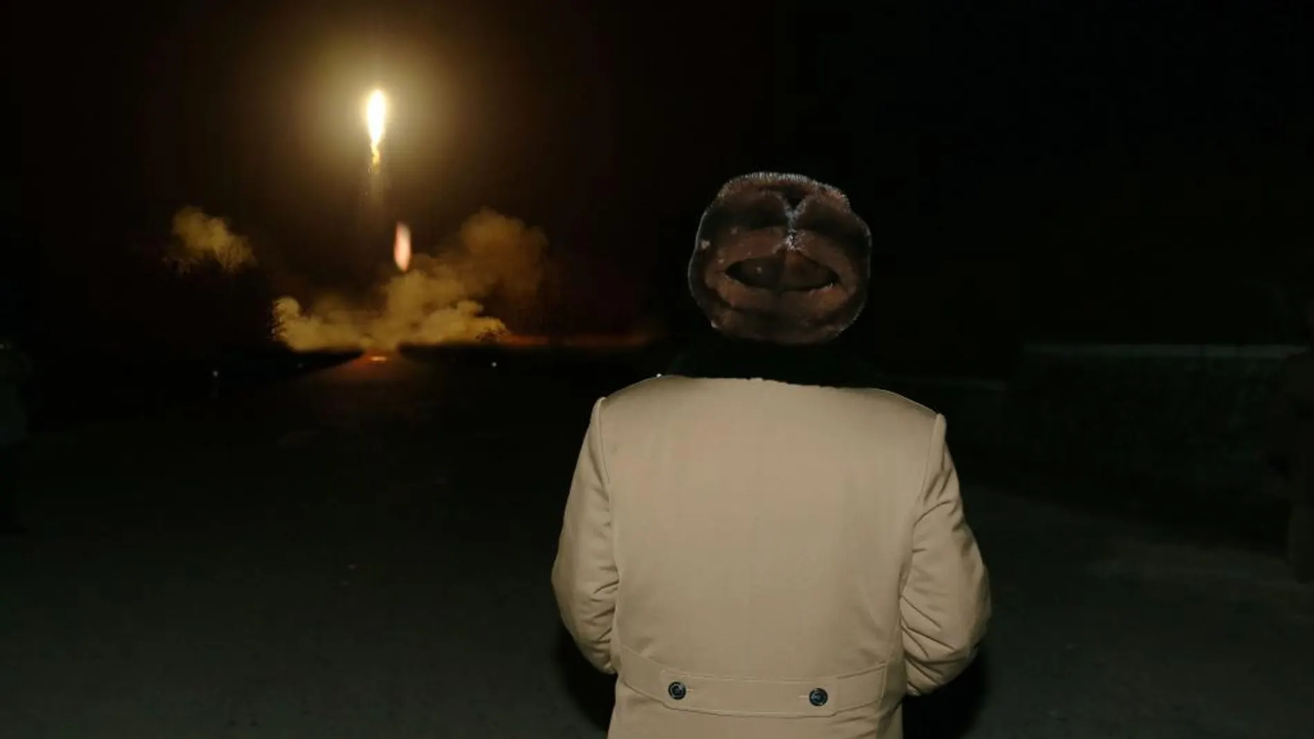 El líder norcoreano Kim Jong-un observa el lanzamiento de un misil