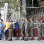 Colas interminables. Varios soldados esperan su turno para votar, en un colegio electoral de Caracas