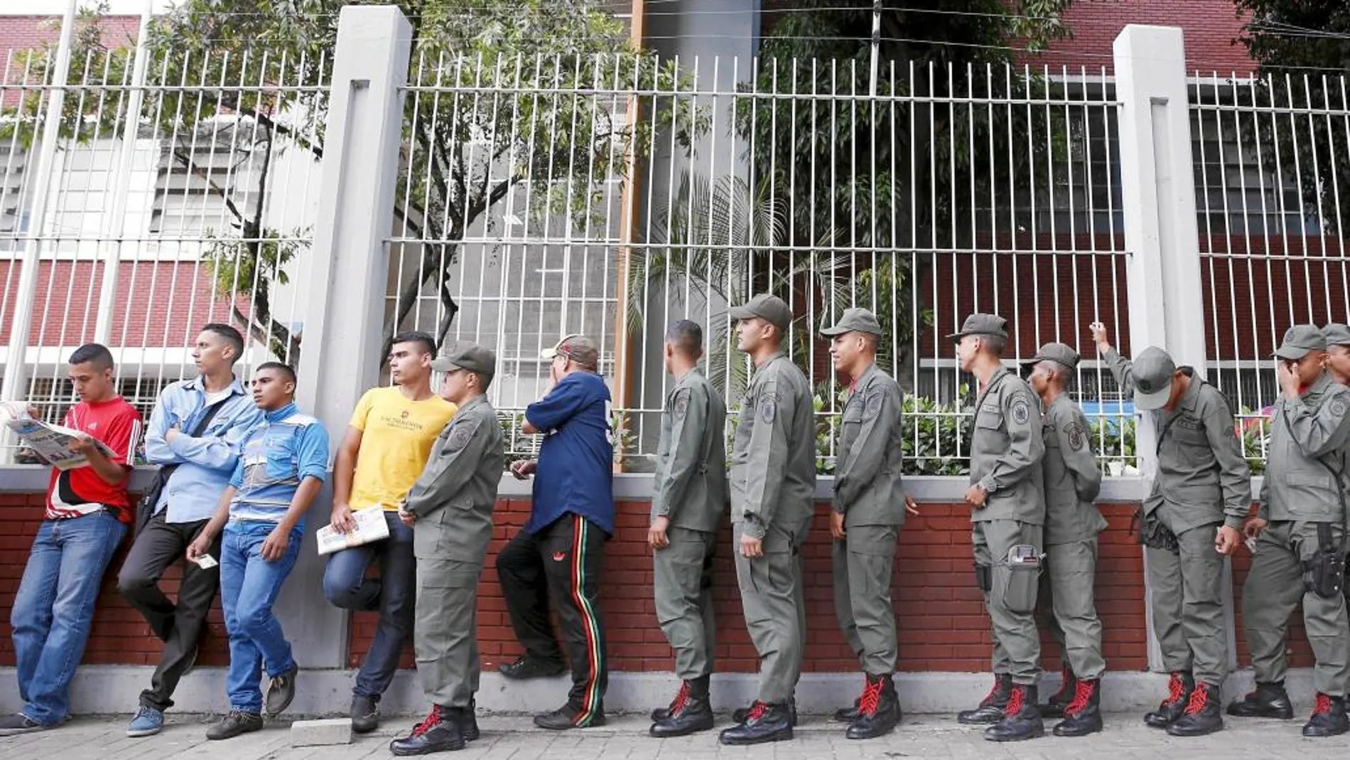 Colas interminables. Varios soldados esperan su turno para votar, en un colegio electoral de Caracas