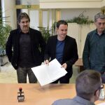 Los parlamentarios de EH Bildu Hasier Arraiz (con la proposicion en la mano), Pello Urizar, Rebeka Ubera y Oskar Matute (d) presentaron en el registro de la Cámara Vasca la proposición de ley para el empoderamiento de la ciudadanía, conocida como ley de consultas.