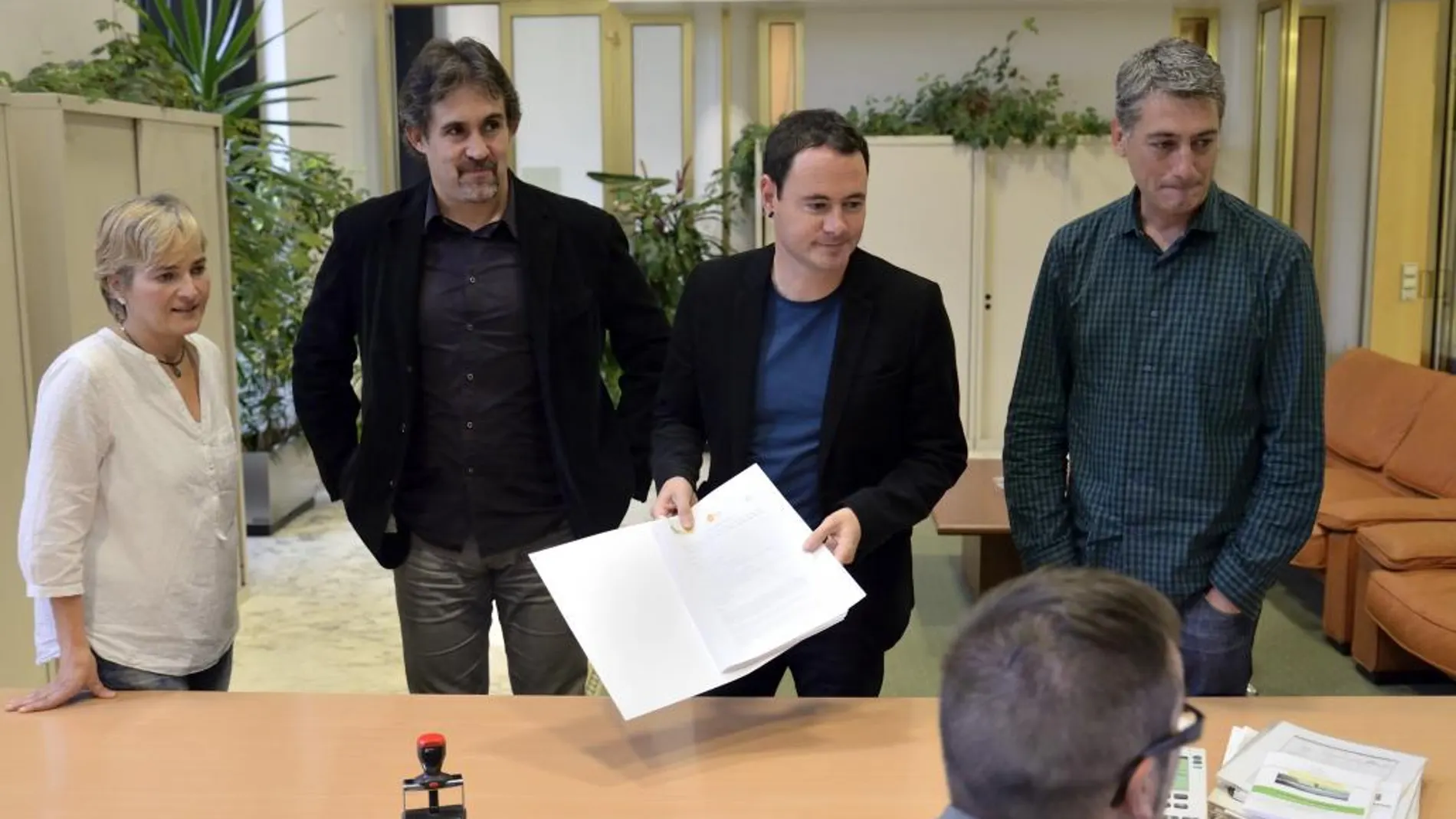 Los parlamentarios de EH Bildu Hasier Arraiz (con la proposicion en la mano), Pello Urizar, Rebeka Ubera y Oskar Matute (d) presentaron en el registro de la Cámara Vasca la proposición de ley para el empoderamiento de la ciudadanía, conocida como ley de consultas.