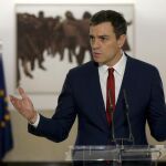 El secretario general del PSOE, Pedro Sánchez, durante la rueda de prensa posterior a la firma de un acuerdo de investidura y legislatura alcanzado con Ciudadanos, hoy en el Congreso de los Diputados.