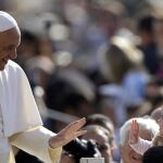El Papa Francisco saludando a una niña