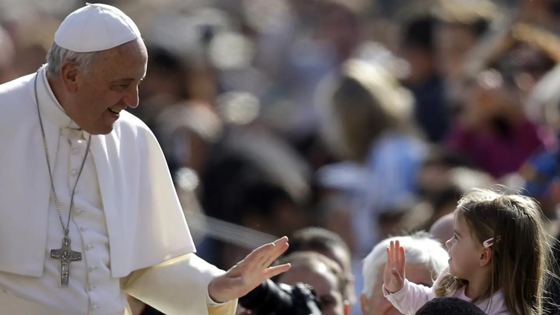 El Papa Francisco saludando a una niña