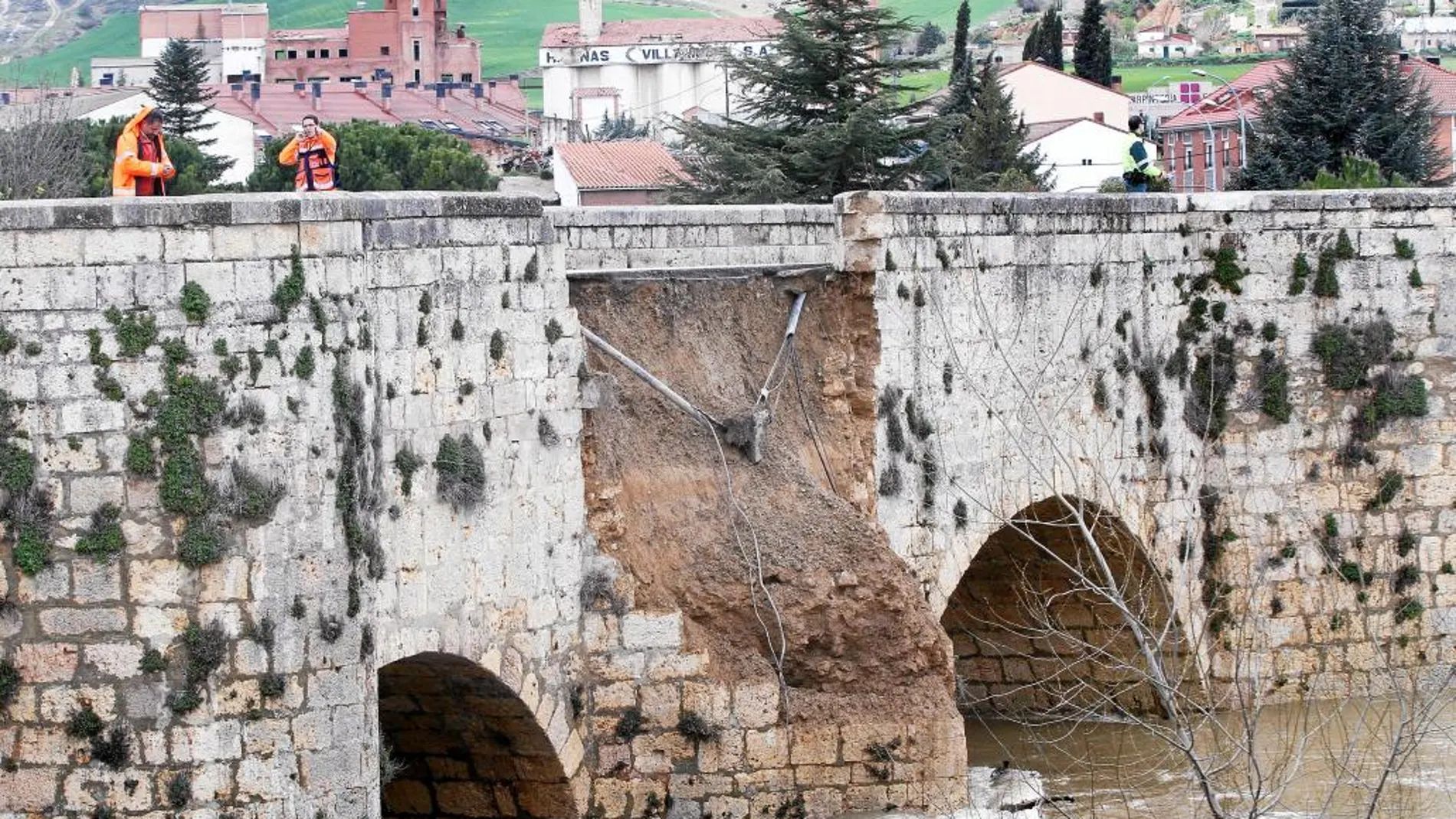 Se derrumba parte del puente de Villamuriel sobre le río Carrión por filtraciones de agua