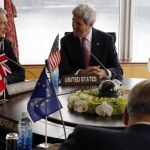 John Kerry y Philip Hammond durante la reunión de ministros de Exteriores del G7 en Hiroshima