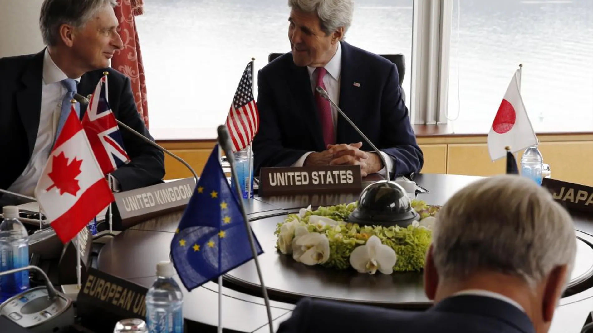 John Kerry y Philip Hammond durante la reunión de ministros de Exteriores del G7 en Hiroshima