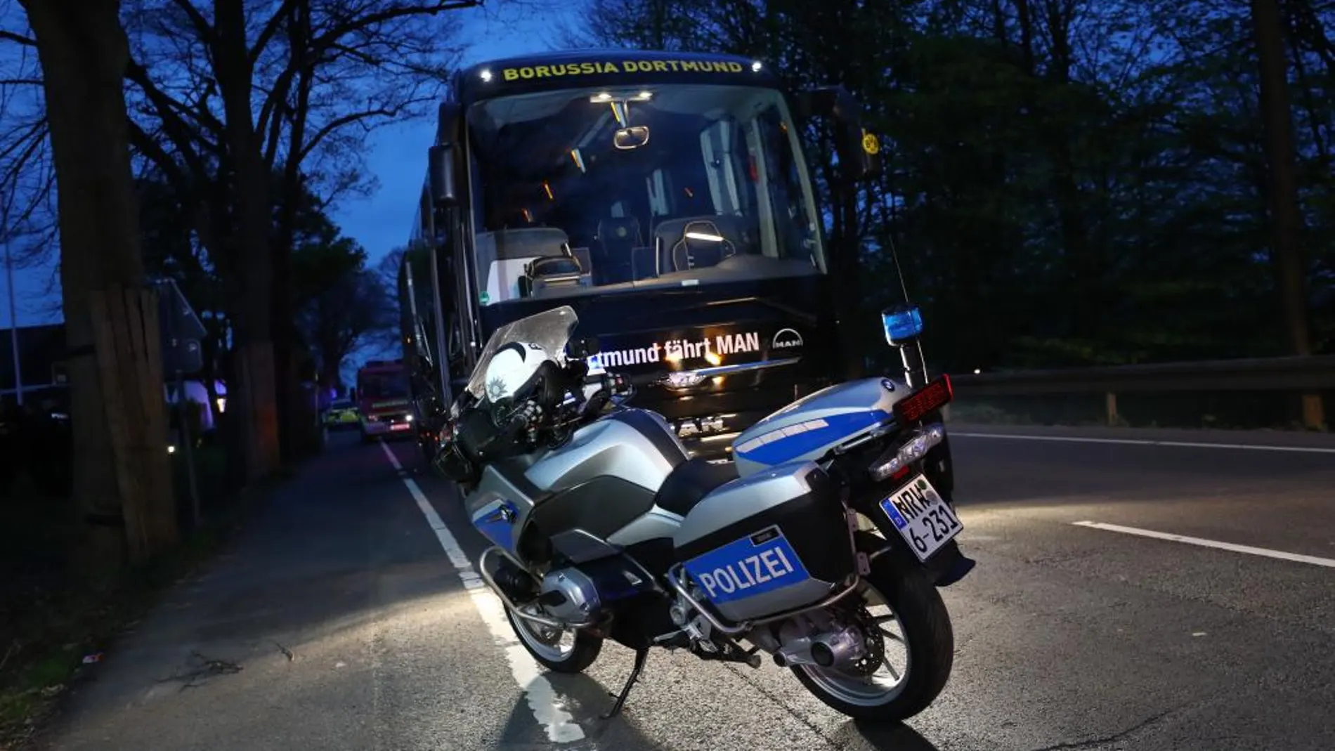 Un agente de policía que precedía en moto al autobús del equipo alemán de fútbol Borussia Dortmund cuando estallaron tres artefactos sufrió un trauma en la explosión.