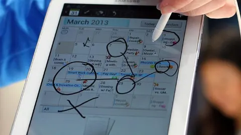 Una azafata muestra la minitableta Samsung Galaxy Note, de 8 pulgadas de pantalla