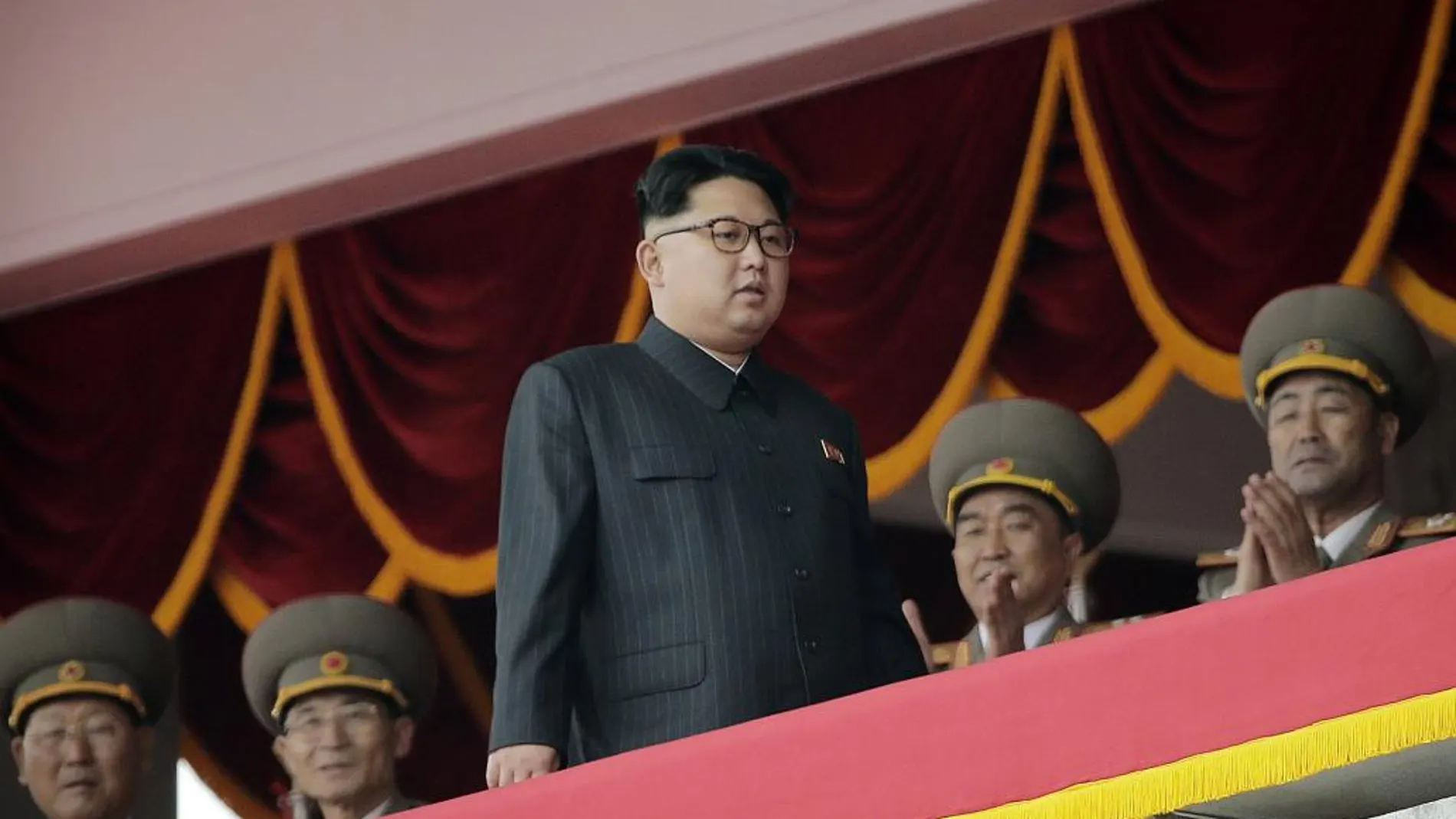 El líder norcoreano Kim Jong Un, observa el desfile de miles de ciudadanos desde la tribuna oficial