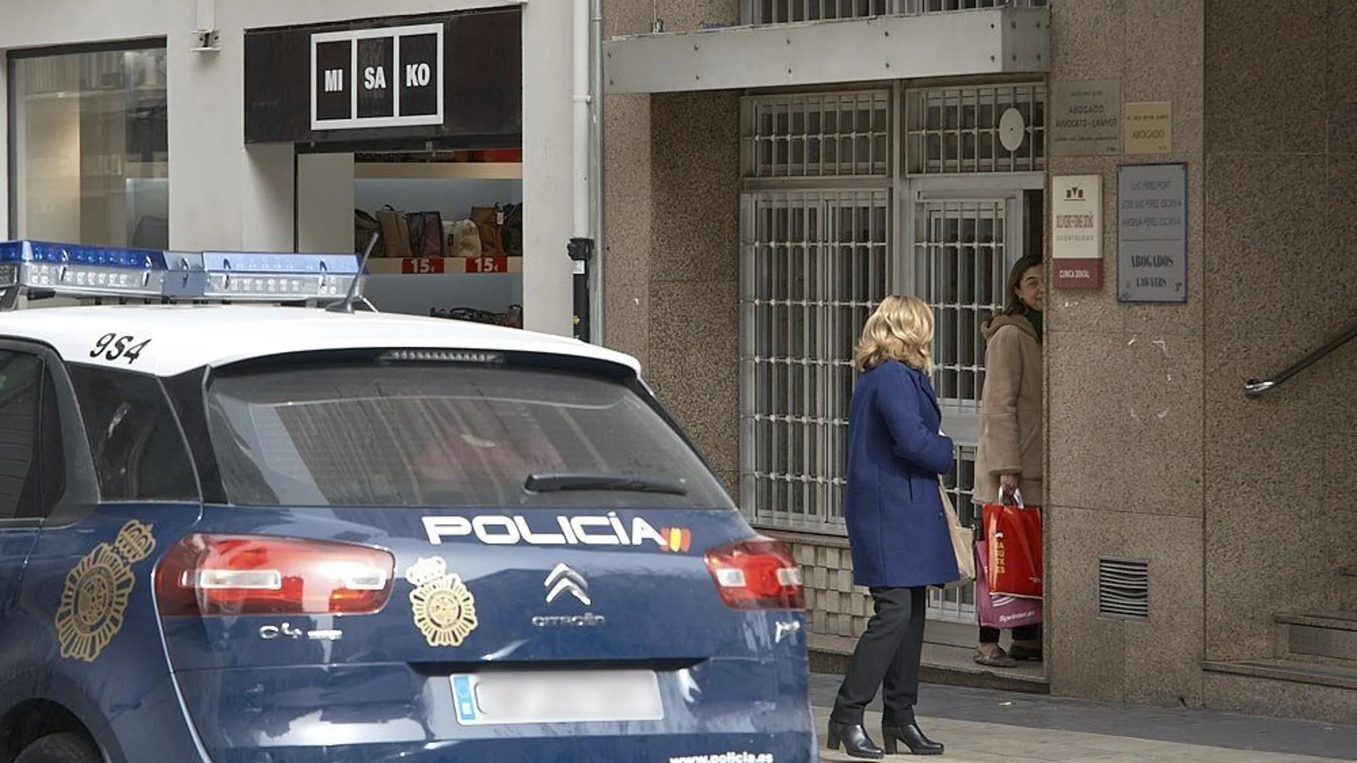 El portal donde anoche fue hallada muerta una mujer, guardia civil de 49 años retirada, en la localidad de Gandía