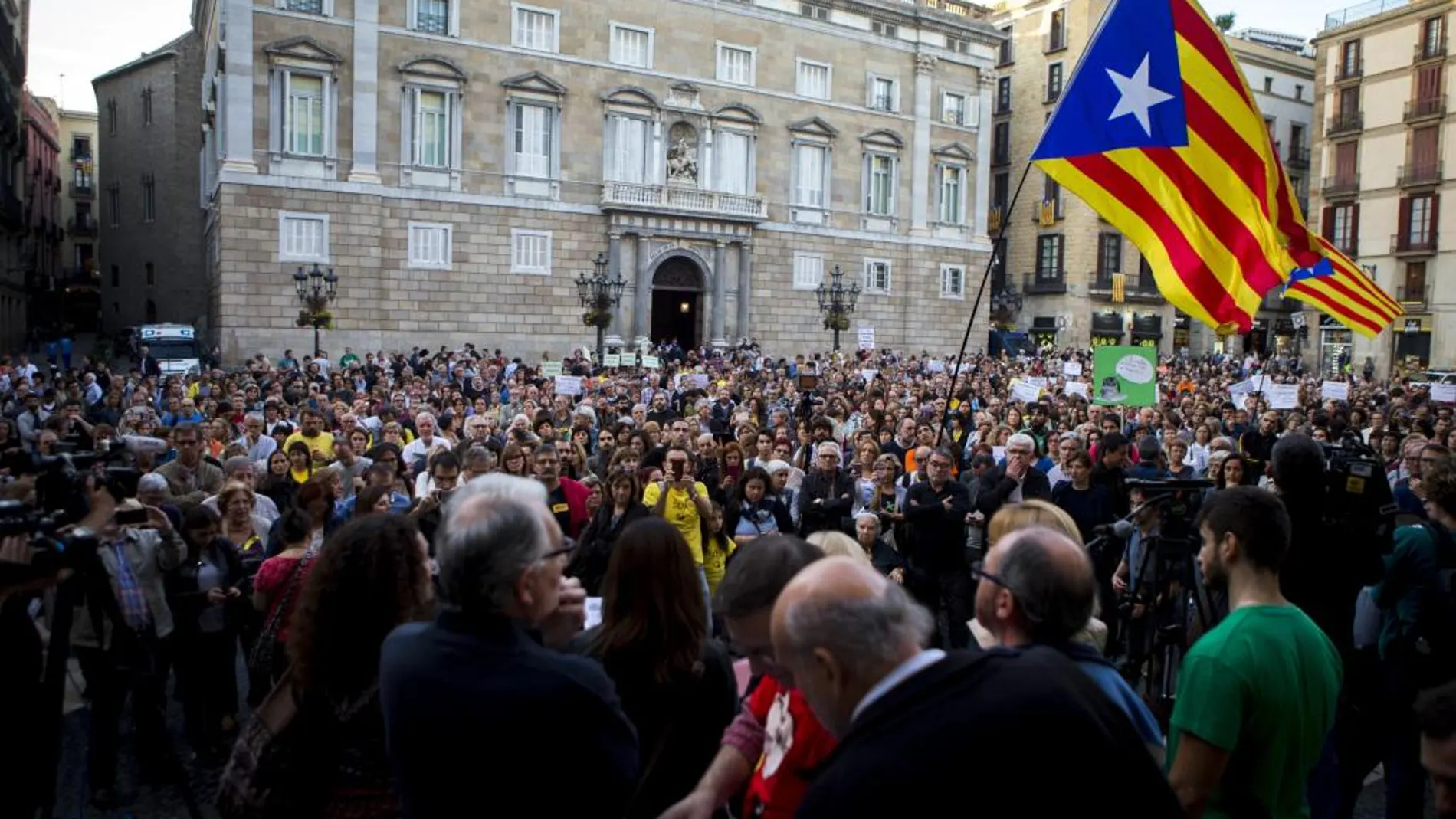 Centenares de independentistas se manifiestan en la plaza de Sant Jaume