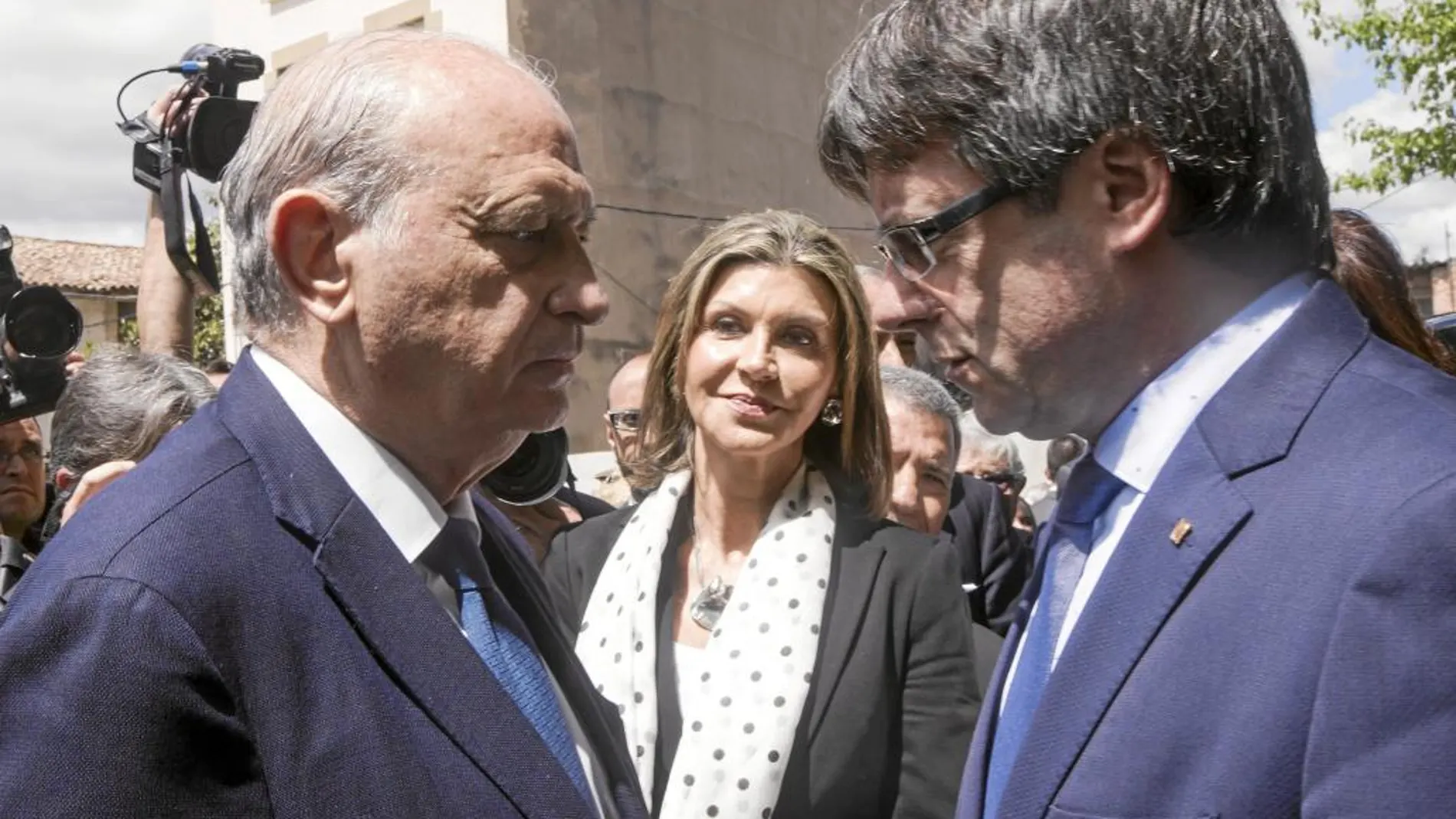 El ministro Fernández Díaz y el president Puigdemont coincidieron el pasado domingo en Vic