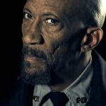 Reg E. Cathey, interpreta a Giles, el jefe de policía de la ciudad
