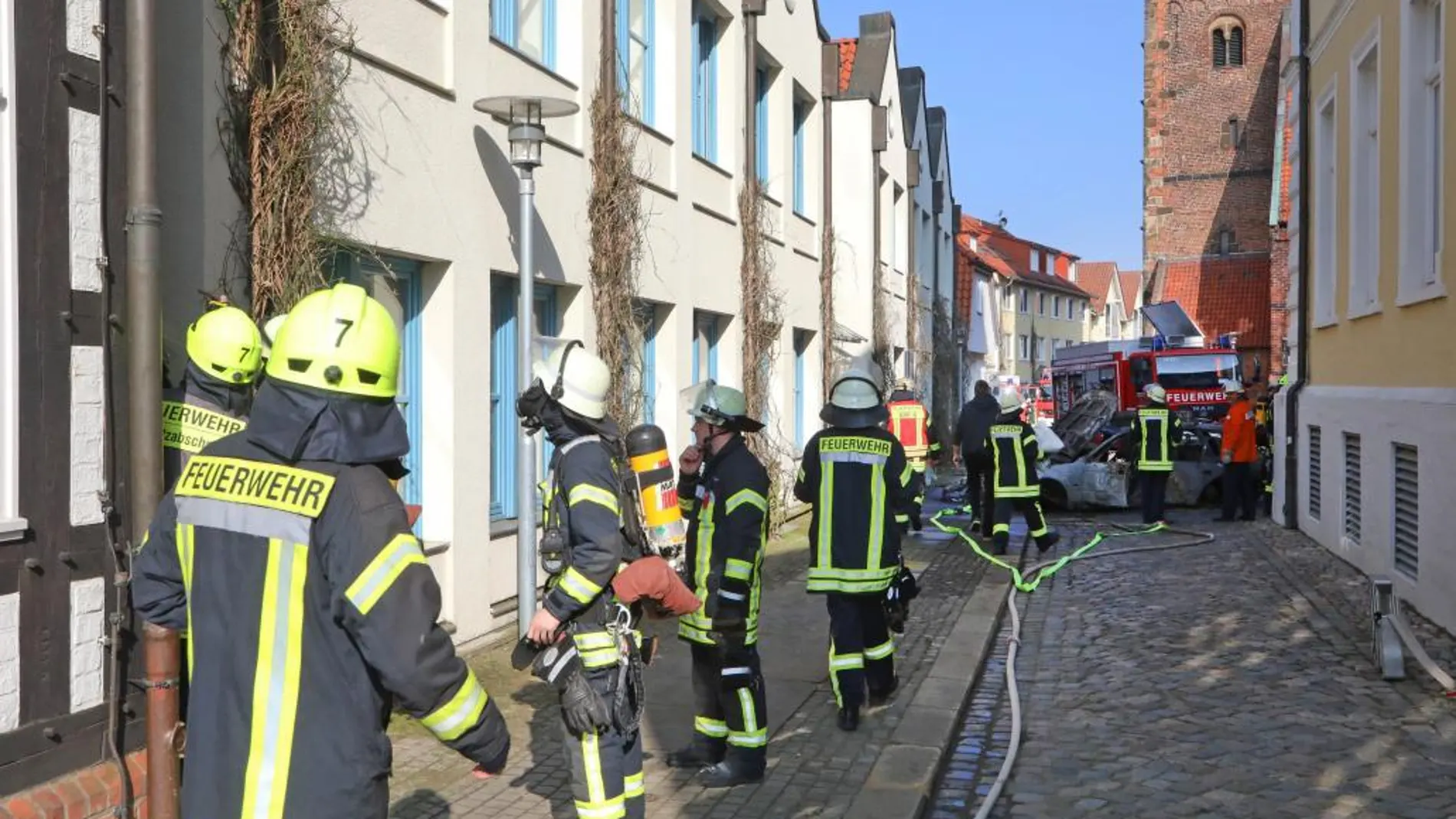 Varios equipos de bomberos se desplazaron al lugar para sofocar las llamas, que afectaron sólo a una reducida zona del edificio