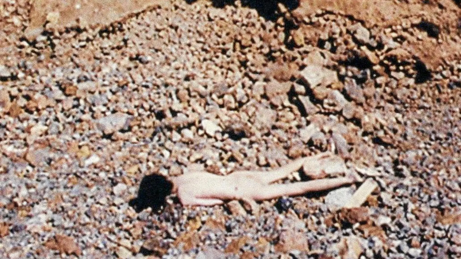 En la imagen, el cuerpo de una de las víctimas del asesino de Almería, hallado en un acantilado