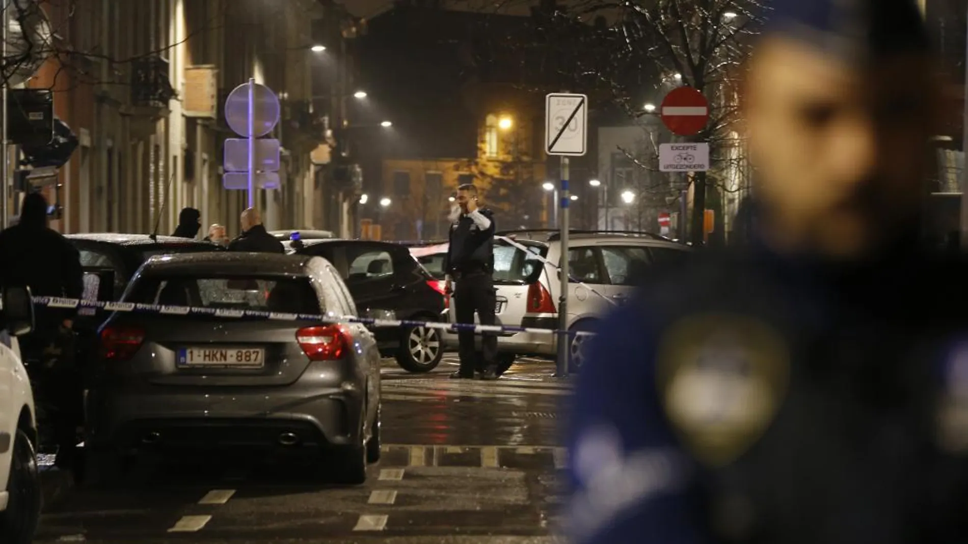 Policía en Schaerbeek en Bruselas