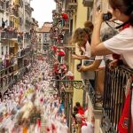 Pamplona acoge cada mañana su tradicional encierro, al que acuden corredores de todo el mundo